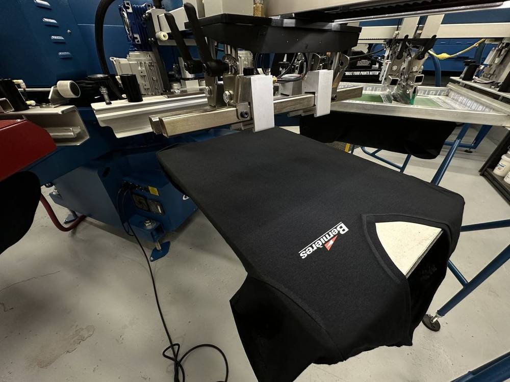Sérigraphie en cours pour Transport Bernières à l'atelier B2M de Lévis